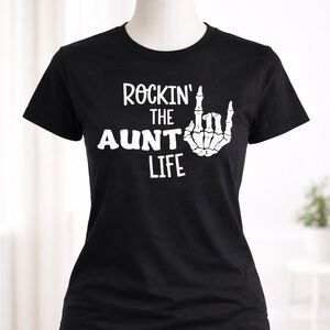 Gildan “Rockin’ the Aunt Life” Graphic Tee – Size Medium – Black